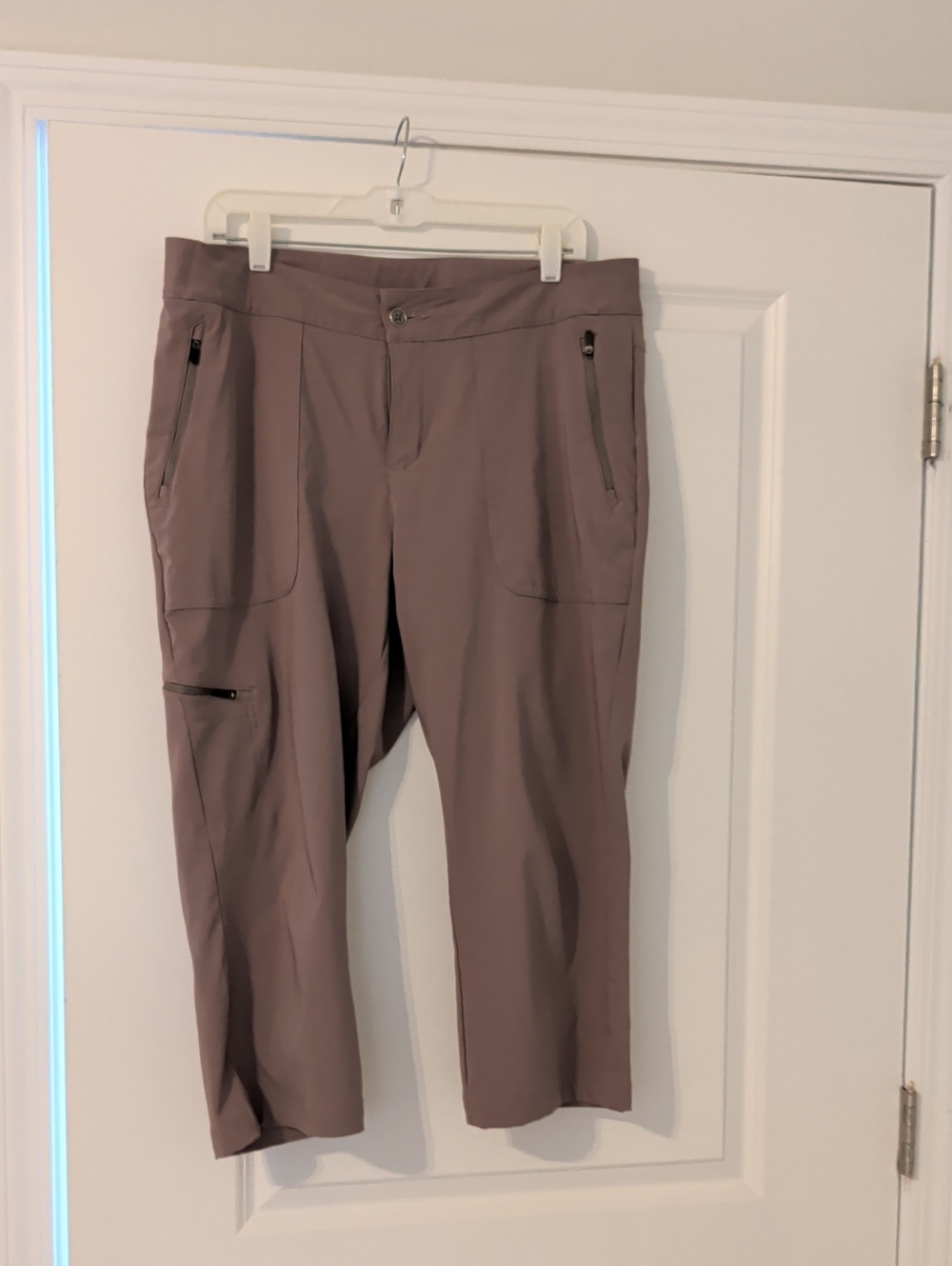 Columbia Women's's Capri Pants in Taupe